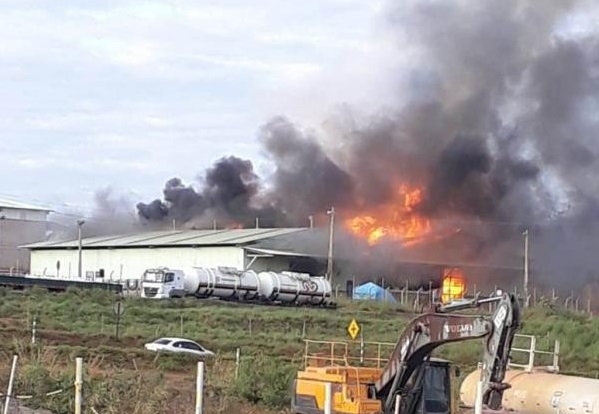  Galpão de companhia de mineração pega fogo em Paracatu