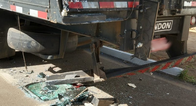 Motorista de 38 anos fica ferido após bater carro na traseira de semirreboque