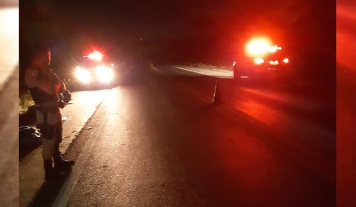 Veículo de carga força ultrapassagem e bate em ônibus, deixando 11 pessoas feridas na BR-365