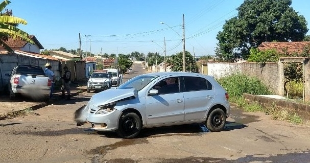 Motorista avança parada obrigatória e provoca acidente no Bairro Caramuru