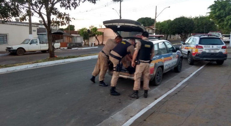 PM de Carmo do Paranaíba encaminha autores de roubo na cidade de Abaeté para a delegacia 