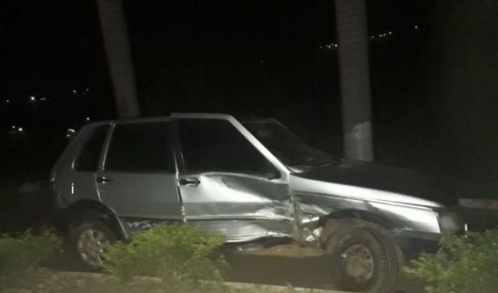 Com sintomas de embriaguez, motorista provoca acidente ao fazer uma conversão na MGC-354 Com sintomas de embriaguez, motorista provoca acidente ao fazer uma conversão na MGC-354