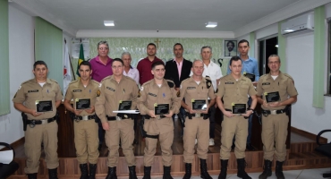 Câmara Municipal de Arapuá entrega “Moções de Reconhecimento” a policiais militares 