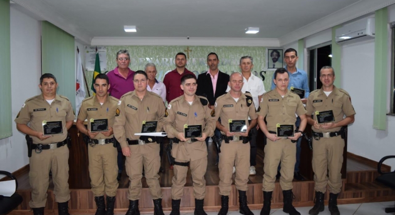 Câmara Municipal de Arapuá entrega “Moções de Reconhecimento” a policiais militares 
