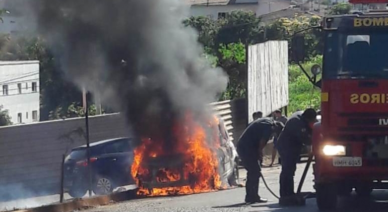 Carro pega fogo e fica totalmente destruído na cidade de Patos de Minas