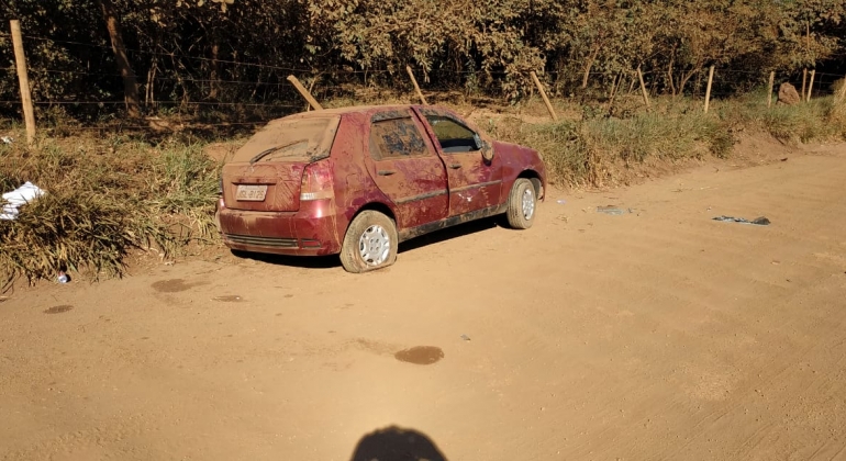 Automóvel com 4 ocupantes capota em estrada vicinal no município de Presidente Olegário