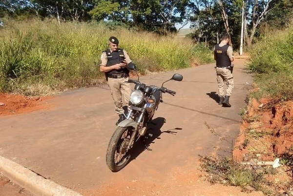 PM localiza motocicleta furtada abandonada em uma mata no Bairro Residencial Sorriso