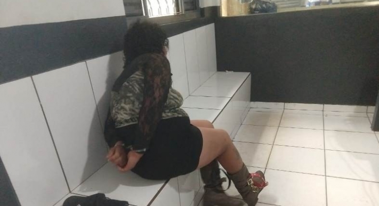Embriagada, mulher é detida portando duas facas e por dano e perturbação Embriagada, mulher é detida portando duas facas e por dano e perturbação