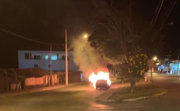 Dois veículos são encontrados em chamas; ação pode ter sido criminosa