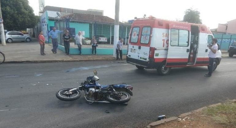 Veículo avança parada obrigatória e atinge motociclista