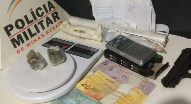 Droga, balança de precisão, dinheiro e até “listinha do tráfico” é apreendida no Bairro Céu Azul Droga, balança de precisão, dinheiro e até “listinha do tráfico” é apreendida no Bairro Céu Azul