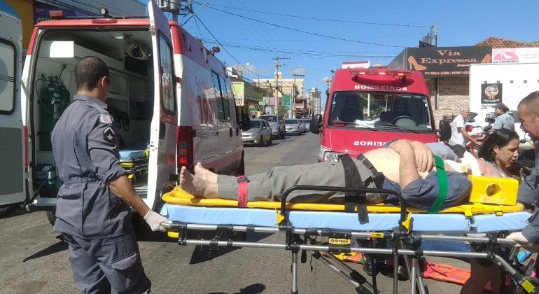 Idoso que atravessava rua fora da faixa de pedestre é atropelado em Patos de Minas Idoso que atravessava rua fora da faixa de pedestre é atropelado em Patos de Minas