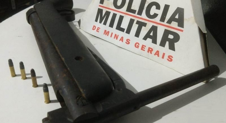 PM apreende arma e indivíduo foge de abordagem após disparo acidental