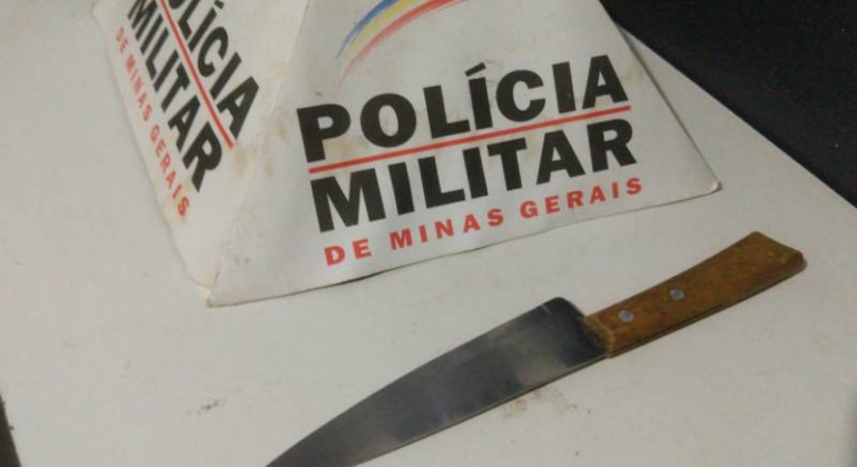 Mulher Enciumada ameaça e quebra vidro do carro do ex-companheiro