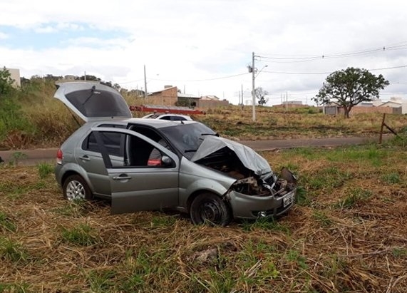 Carro bate contra tanque de combustível de caminhão