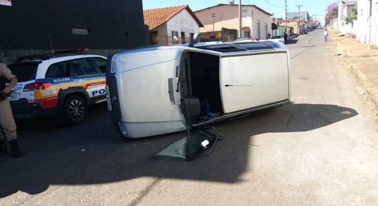 Motorista embriagado avança parada obrigatória em Carmo do Paranaíba e provoca grave acidente