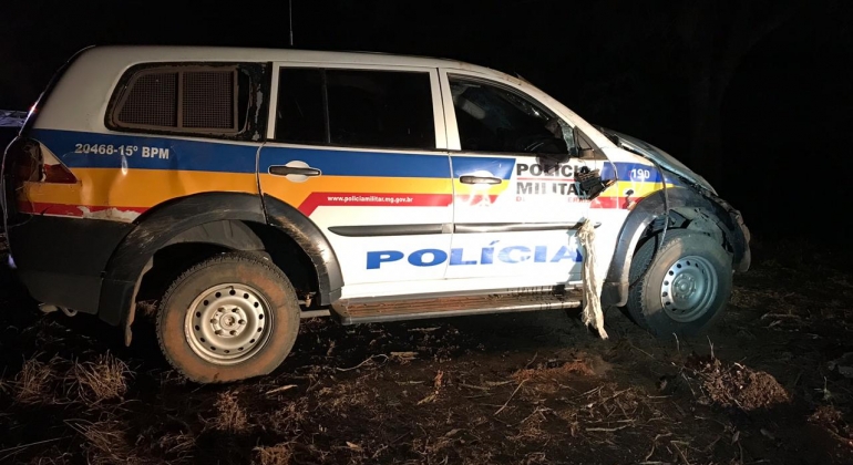 Motorista embriagado bate em viatura policial na BR-365 
