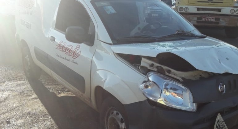 Aconteceu de novo: motorista avança parada obrigatória e colide contra veículo em Carmo do Paranaíba