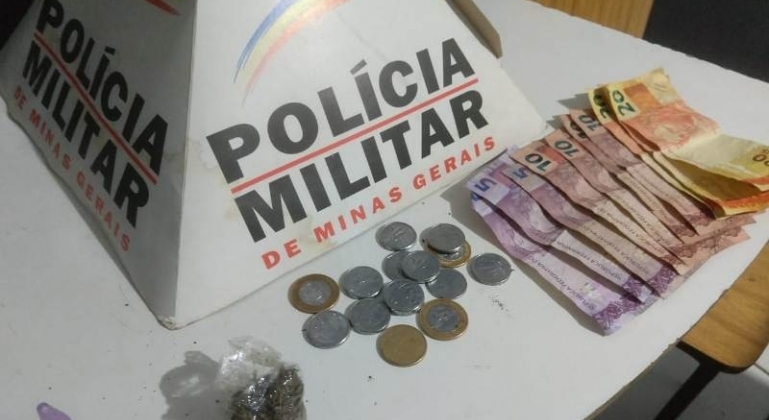 Denúncia leva PM a prender rapaz de 19 anos com drogas e dinheiro Denúncia leva PM a prender rapaz de 19 anos com drogas e dinheiro