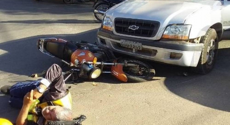 Mototaxista fica ferido após ser atingido por caminhonete no Bairro Brasil