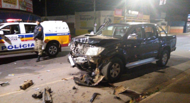 Embriagados: motoristas provocam acidente envolvendo quatro veículos no centro de Patos de Minas