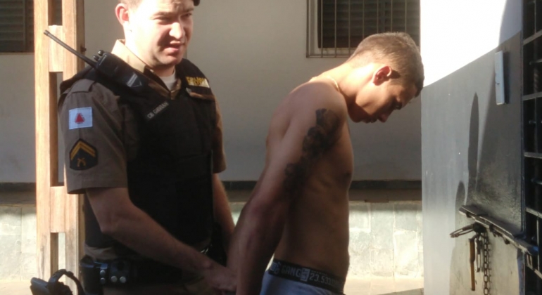 Jovem é preso com revólver na cintura na cidade de Patos de Minas Jovem é preso com revólver na cintura na cidade de Patos de Minas