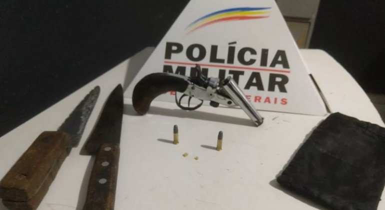 PM localiza arma de fogo, munições e droga em casa no Bairro Santa Luzia PM localiza arma de fogo, munições e droga em casa no Bairro Santa Luzia