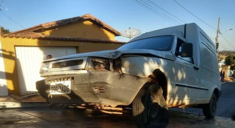 Motorista embriagado é flagrado fazendo zig zag e batendo carro em meios fios Motorista embriagado é flagrado fazendo zig zag e batendo carro em meios fios