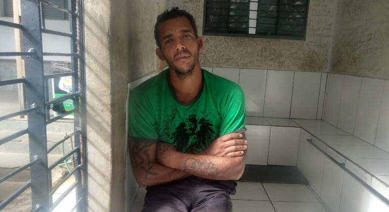 Com desculpas de pedir comida rapaz entra em residência e furta celular para trocar em drogas Com desculpas de pedir comida rapaz entra em residência e furta celular para trocar em drogas