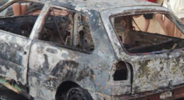 Veículo é destruído por fogo em Carmo do Paranaíba e incêndio pode ter sido criminoso