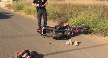 Acidente envolvendo motocicleta e caminhonete deixa duas pessoas feridas Acidente envolvendo motocicleta e caminhonete deixa duas pessoas feridas