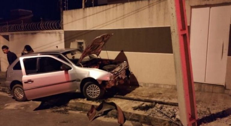 Embriagado causa acidente liga para esposa pedindo ajuda e mulher bêbada provoca outra batida Embriagado causa acidente liga para esposa pedindo ajuda e mulher bêbada provoca outra batida