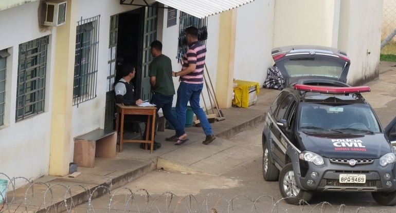 Suspeito de matar o irmão em Carmo do Paranaíba é levado para a penitenciária após se apresenta na delegacia 