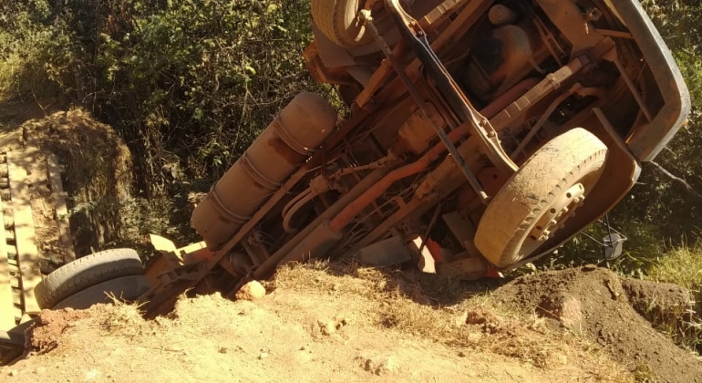 Ponte quebra e caminhão cai em córrego na zona rural de Carmo do Paranaíba Ponte quebra e caminhão cai em córrego na zona rural de Carmo do Paranaíba