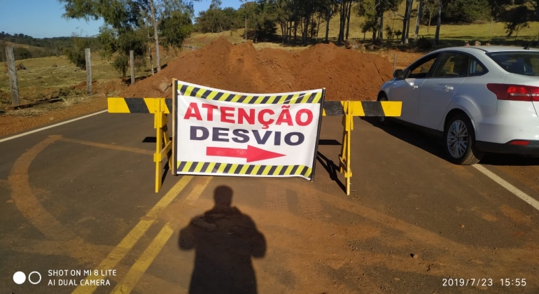 Prefeitura de Lagoa Formosa abre desvio para motoristas que transitam pela estrada Monjolinho