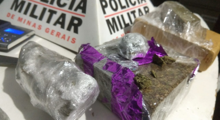 PM cumpre mandado e prende mulher com grande quantidade de maconha