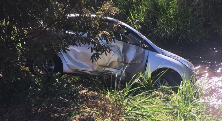 Motorista passa mal e cai com carro no Córrego na Avenida Fátima Porto Motorista passa mal e cai com carro no Córrego na Avenida Fátima Porto