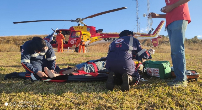 Corpo de Bombeiros resgata vítima de queda de paraglider em Araxá Corpo de Bombeiros resgata vítima de queda de paraglider em Araxá