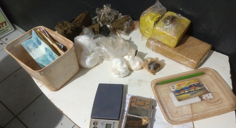 Adolescentes são apreendidos em Patos de Minas com grande quantidade de drogas Adolescentes são apreendidos em Patos de Minas com grande quantidade de drogas