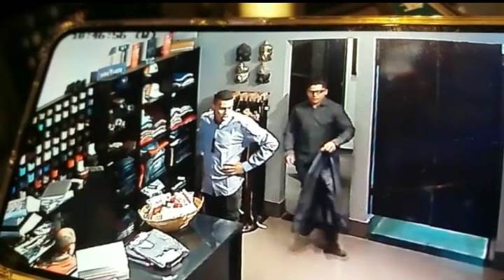 Câmeras de segurança mostram Indivíduos aplicando golpe em loja de roupas Câmeras de segurança mostram Indivíduos aplicando golpe em loja de roupas