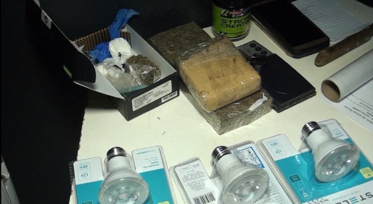 Polícia localiza um quilo e meio de maconha, cocaína e haxixe em Patos de Minas Polícia localiza um quilo e meio de maconha, cocaína e haxixe em Patos de Minas
