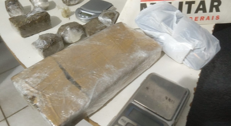 PM apreende grande quantidade de droga em Patos de Minas e prende suspeitos de tráfico PM apreende grande quantidade de droga em Patos de Minas e prende suspeitos de tráfico