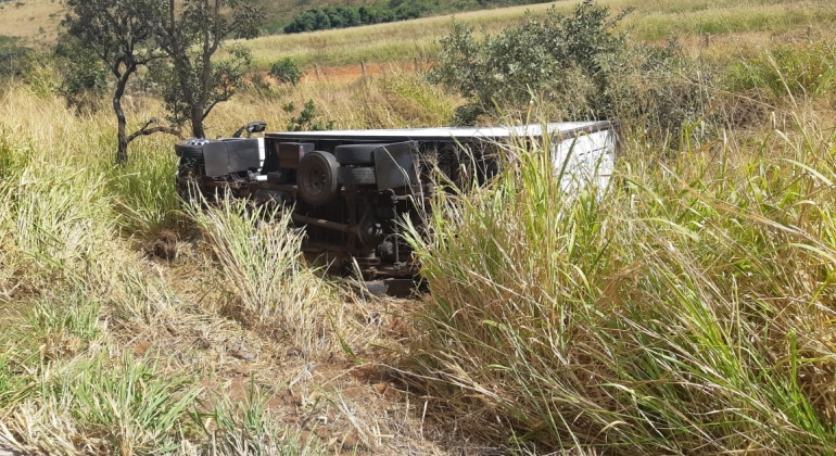 Para não atropelar cão que seguia romeiros motorista provoca acidente na BR-365 Para não atropelar cão que seguia romeiros motorista provoca acidente na BR-365