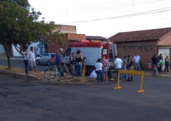 Idosa de 80 anos sofre fratura exposta ao ser atropelada por motociclista inabilitada em Carmo do Paranaíba Idosa de 80 anos sofre fratura exposta ao ser atropelada por motociclista inabilitada em Carmo do Paranaíba