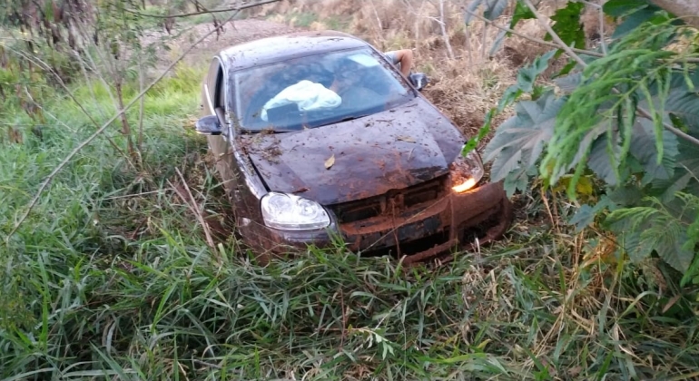Perigo: por pouco motorista não cai com veículo em represa após perder controle direcional na MGC- 354 Perigo: por pouco motorista não cai com veículo em represa após perder controle direcional na MGC- 354
