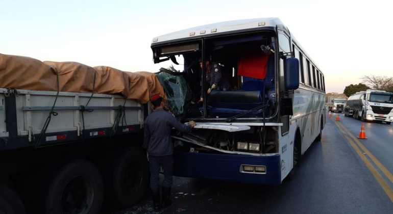 Acidente envolvendo carreta e ônibus mata criança de 4 anos da BR-365 em Patos de Minas Acidente envolvendo carreta e ônibus mata criança de 4 anos da BR-365 em Patos de Minas