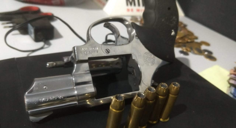 PM aborda usuários de drogas e prende casal suspeito de tráfico no Bairro Alto da Colina PM aborda usuários de drogas e prende casal suspeito de tráfico no Bairro Alto da Colina