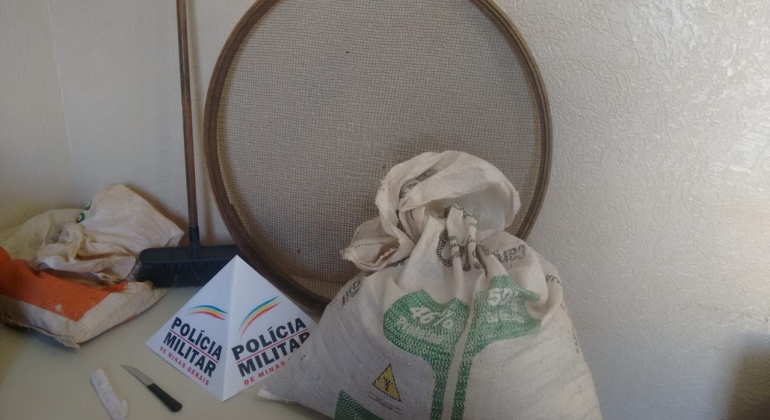 Homem é levado para a delegacia após ser flagrado “catando” café em lavoura no município de Carmo do Paranaíba Homem é levado para a delegacia após ser flagrado “catando” café em lavoura no município de Carmo do Paranaíba