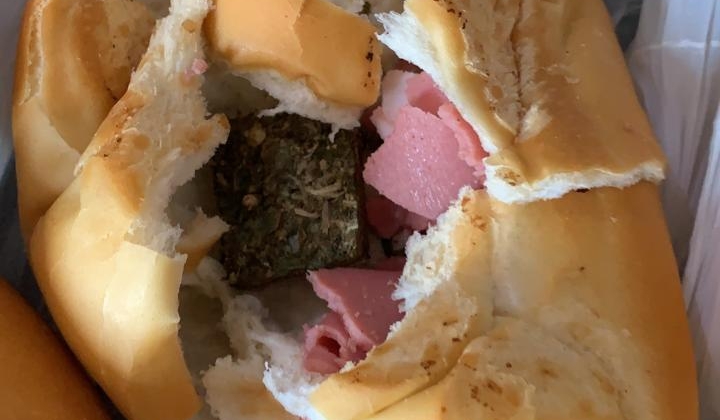 Pãozinho recheado de maconha: rapaz tenta entrar na delegacia com droga, mas é preso Pãozinho recheado de maconha: rapaz tenta entrar na delegacia com droga, mas é preso