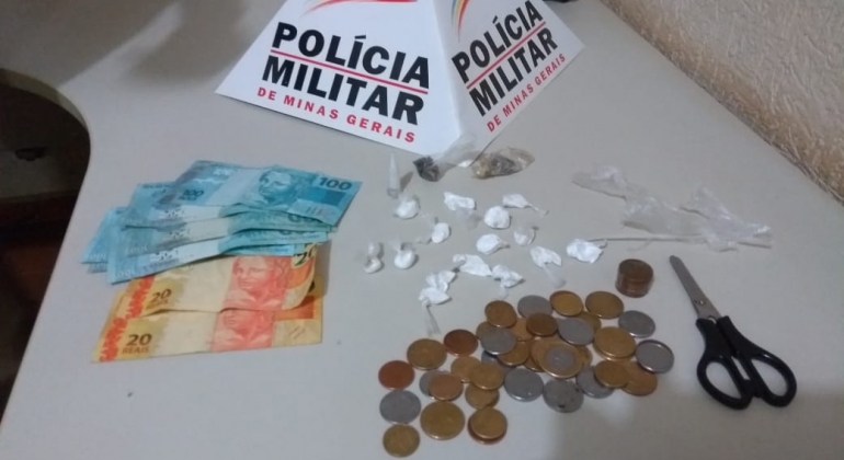 Suspeito de tráfico e usuário são presos pela PM com maconha e cocaína em Carmo do Paranaíba Suspeito de tráfico e usuário são presos pela PM com maconha e cocaína em Carmo do Paranaíba